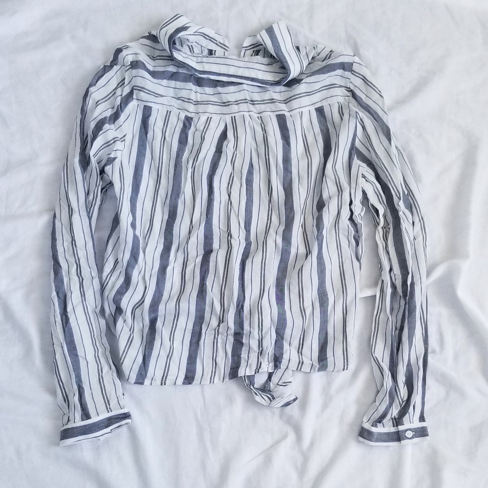 Lightweight Colared Cropped Button Up - Picture 2 of 3